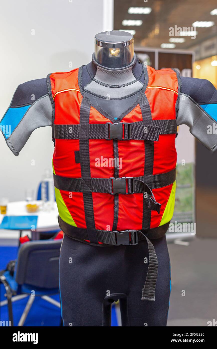 Persönliche Schwimmvorrichtung Rote Weste Mit Sicherheitsgurten Stockfoto Persönliche Schwimmvorrichtung Rote Weste Mit Sicherheitsgurten Stockfoto
