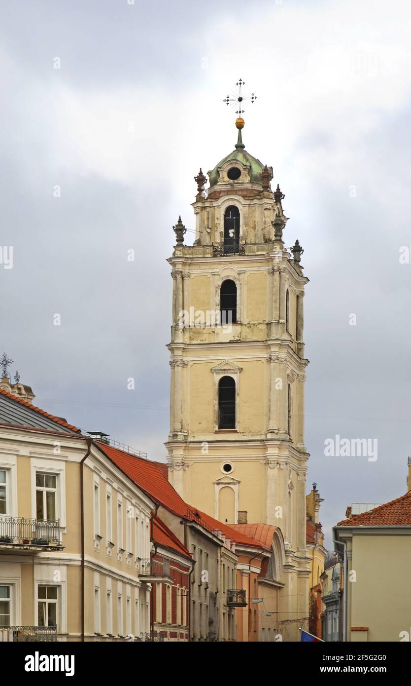 Glockenturm der Kirche St. Johannes Baptist und Johannes Evangelist in Vilnius. Litauen Stockfoto