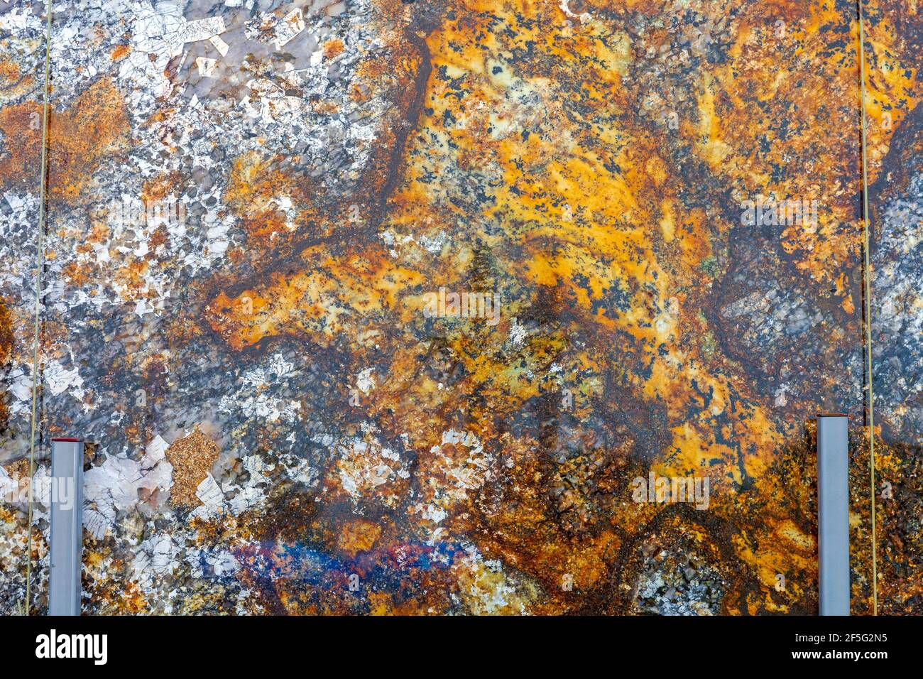 Italienische Marmor Stein Slab Gelbe Schichten Baumaterial in Halter Stockfoto