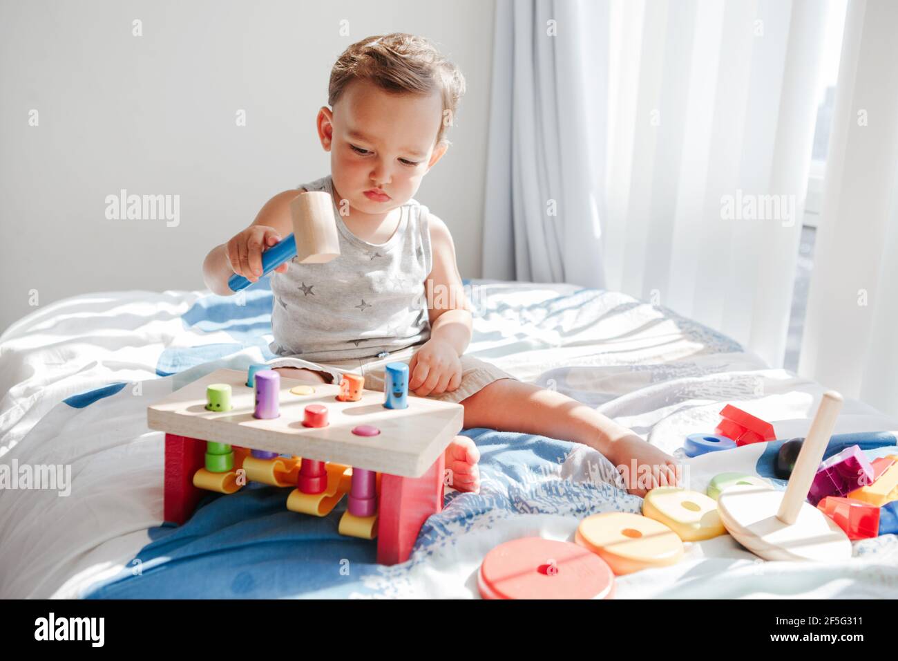Nettes Baby Kleinkind spielen mit Lernen mehrfarbige Spielzeug Stampfbank zu Hause. Zählen Sie das Lernen. Frühes Alter Montessori Ausbildung. Kinder Hand Gehirn Spaß de Stockfoto