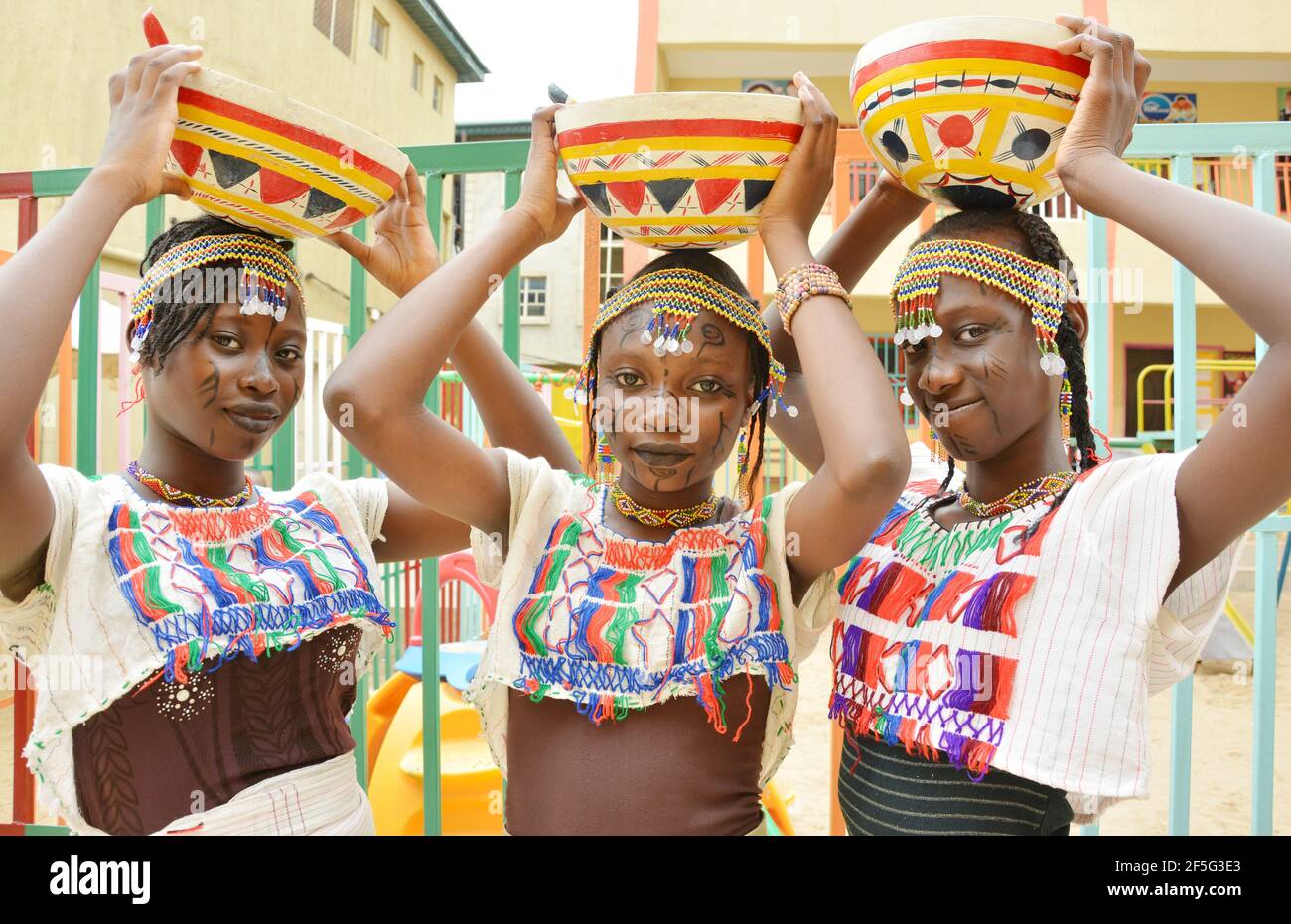 Nigerianische Mädchen zeigen Hausa/Fulani Tracht an ihrem Kulturtag, Lagos, Nigeria. Stockfoto