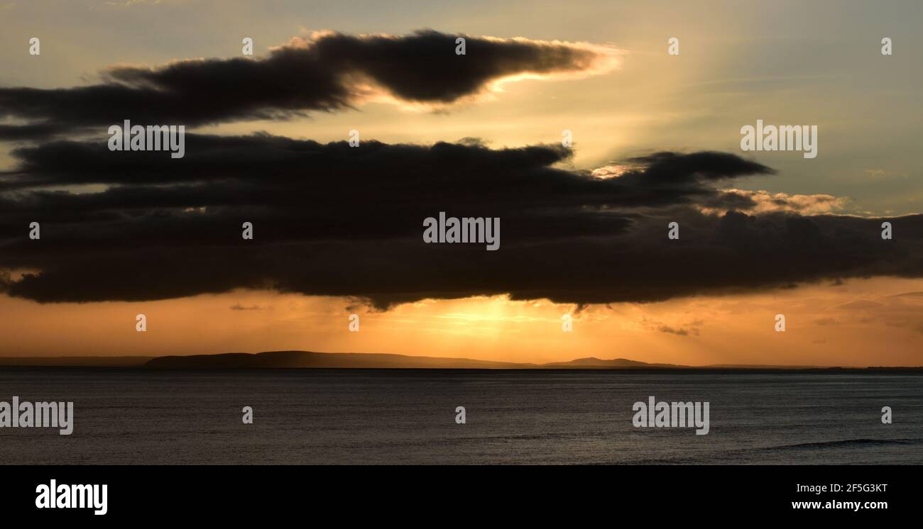 Sonnenuntergang über den Purbeck Hills, Dorset, Großbritannien. Die Purbecks stellen einen unberührten Teil der englischen Landschaft dar und sind das Tor zur Jurassic Coast. Stockfoto