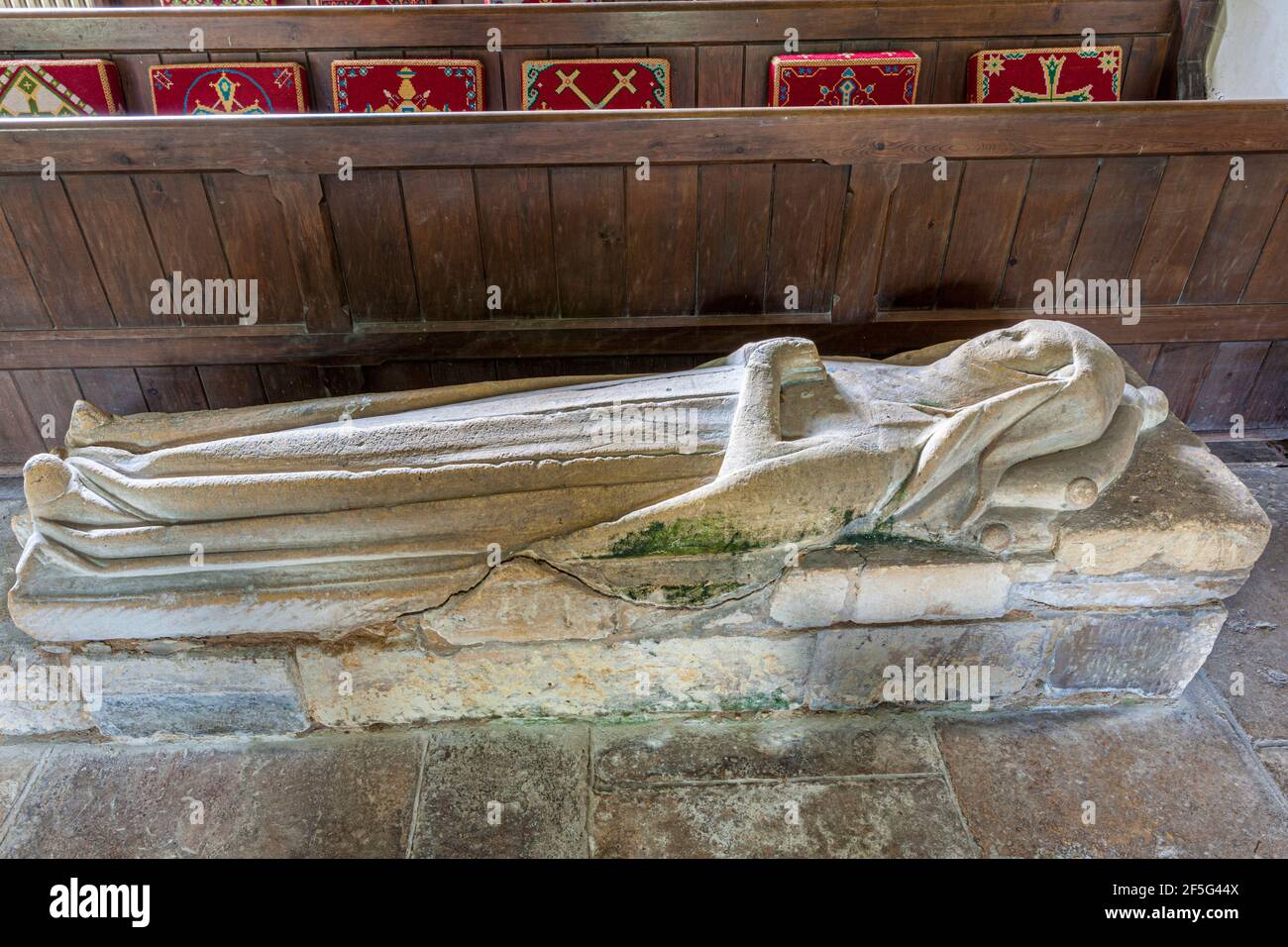 Das Grab einer Dame, möglicherweise der Frau des Kreuzritters Richard de Crupes, in der Kirche im Cotswold Dorf Whittington, Gloucestershire Stockfoto