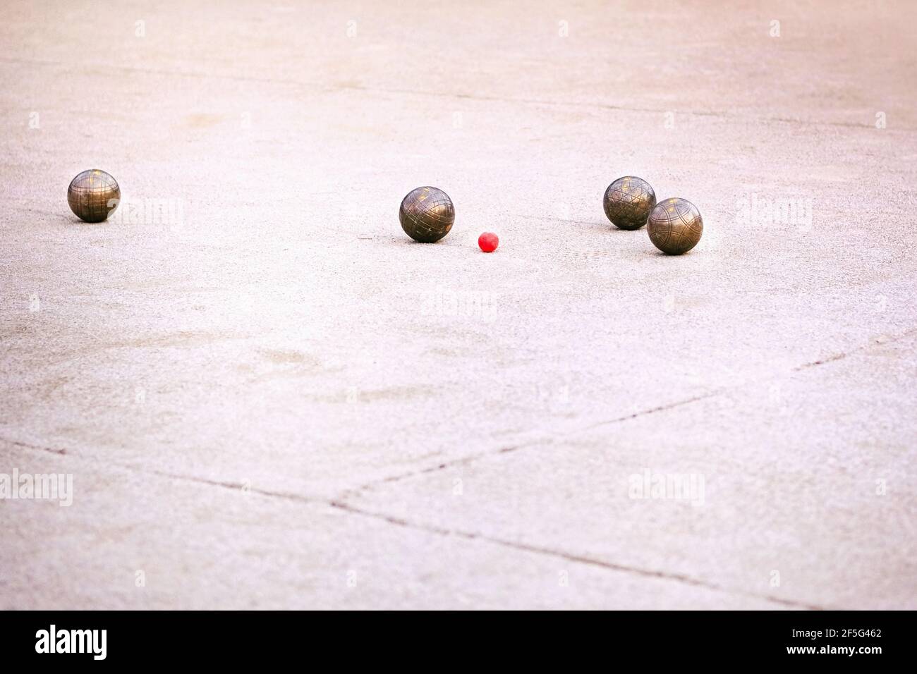 Petanque Spiel, metallische Petanque Bälle und kleine rote Bube. Stockfoto