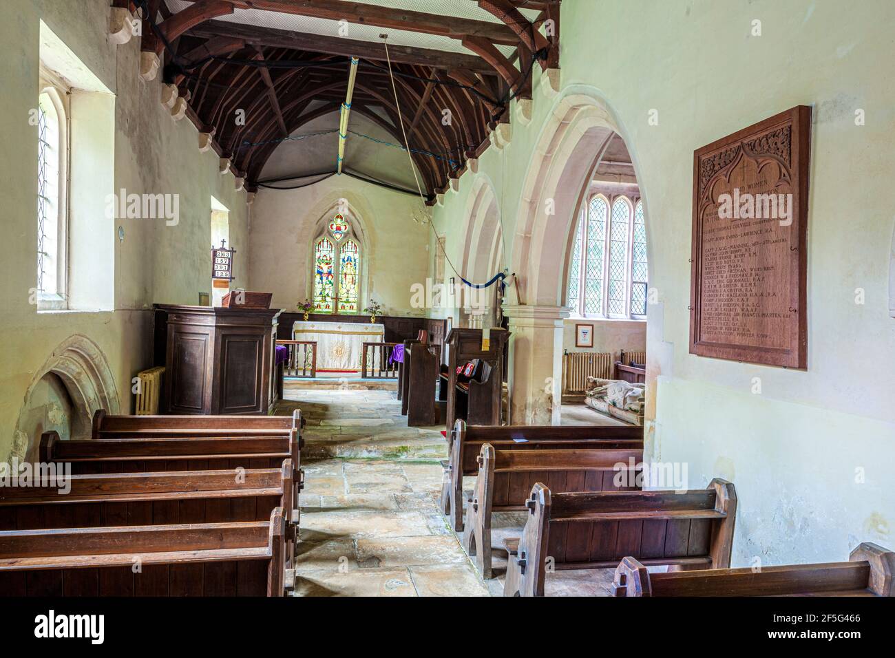 Das Innere der alten Kirche im Cotswold Dorf Whittington, Gloucestershire UK Stockfoto