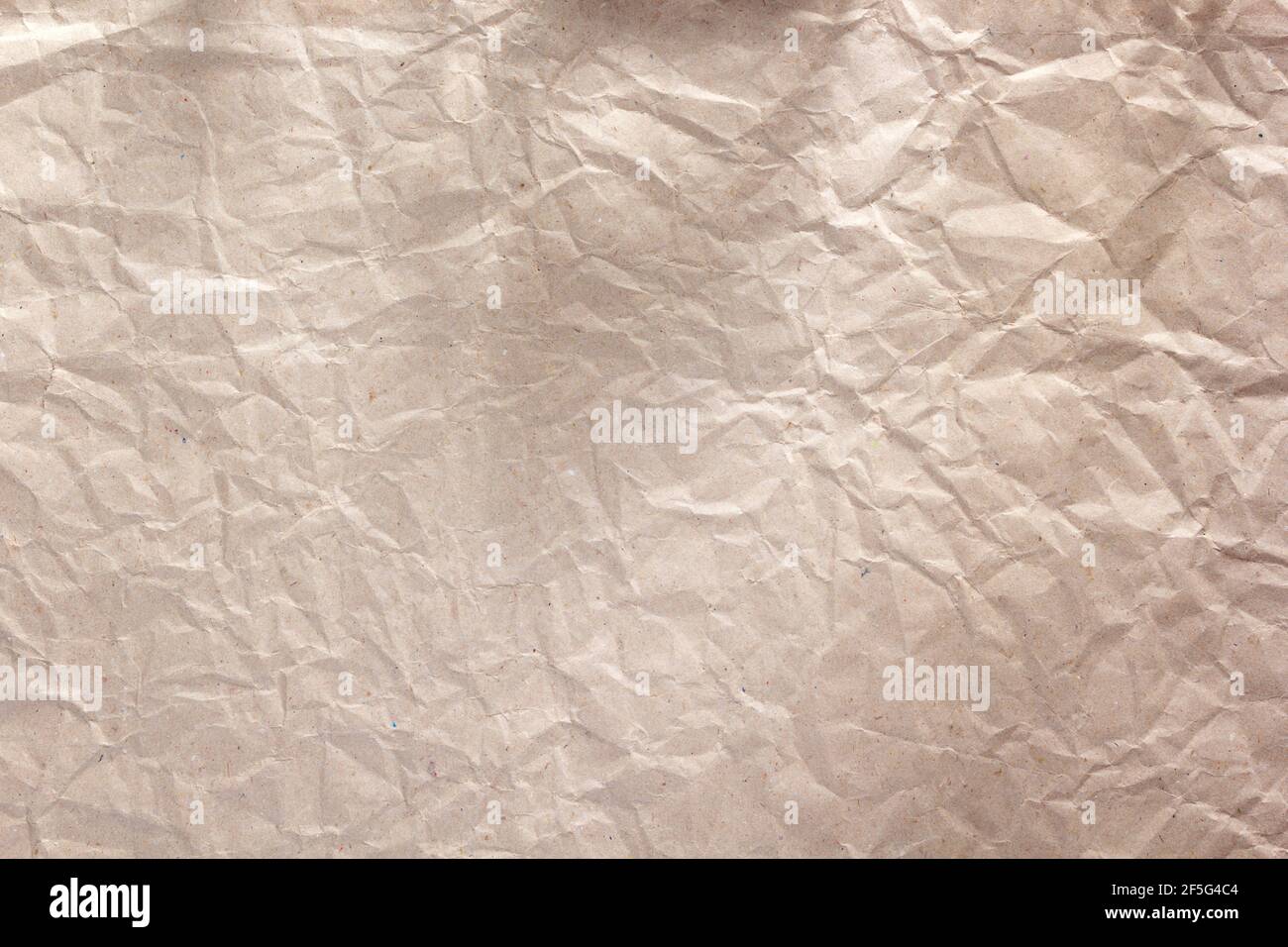 Zerknittert Papiertextur als Hintergrundtextur. Gefaltetes braunes Bastelpapier Stockfoto