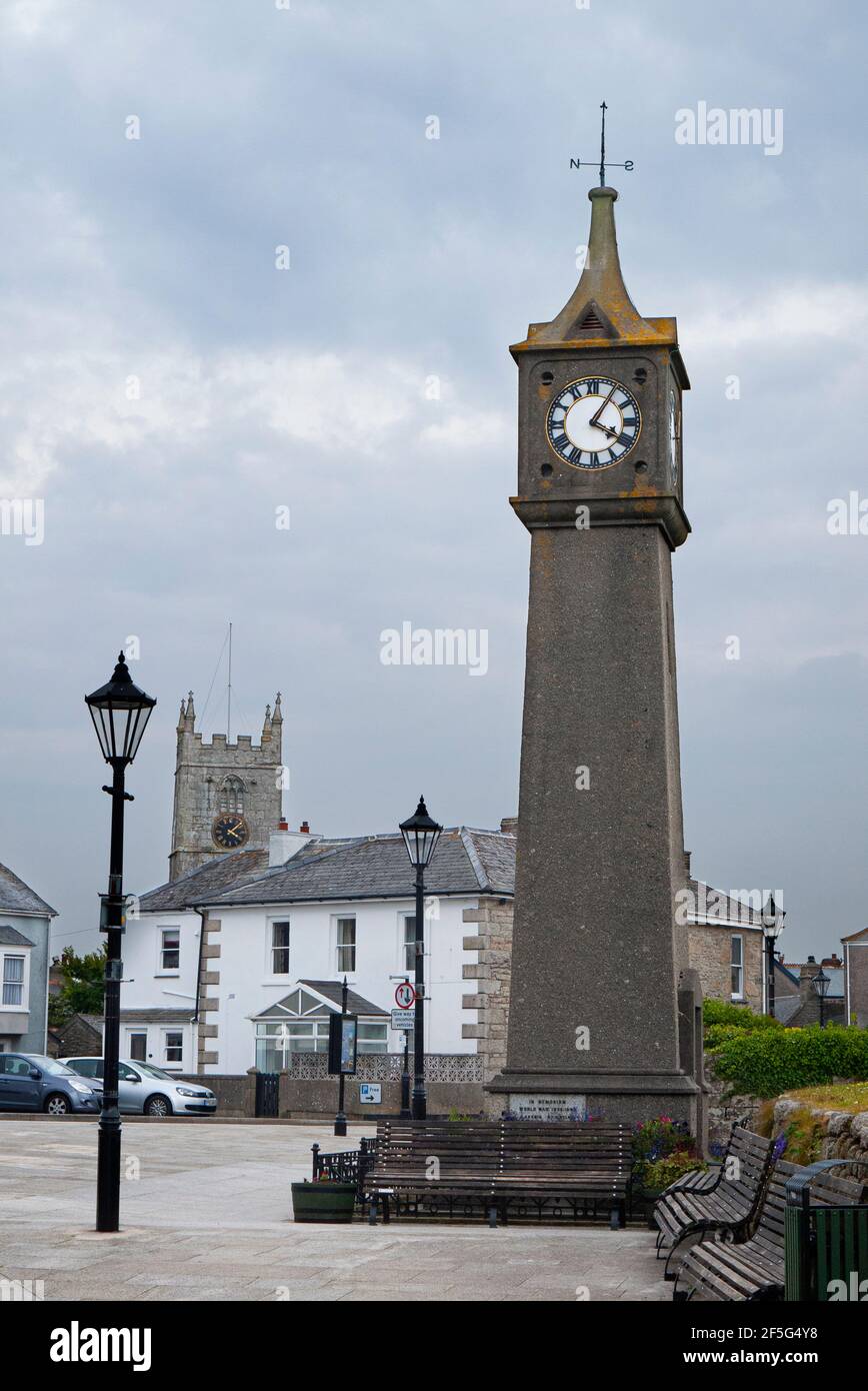 Uhrenturm und Pfarrkirche von St. Just, in der kleinen kornischen Stadt St. Just in Penwith, Cornwall, England Stockfoto