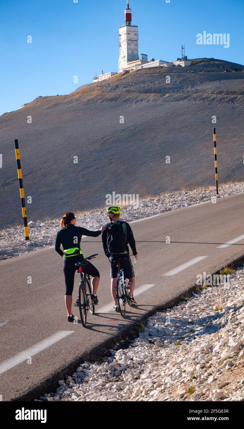 Die Radfahrer halten eine Pause ein, bevor sie zum Gipfel des Mont Ventoux auf der südlichen Bédoin-Seite weiterfahren. Vaucluse, Provence, Frankreich Stockfoto