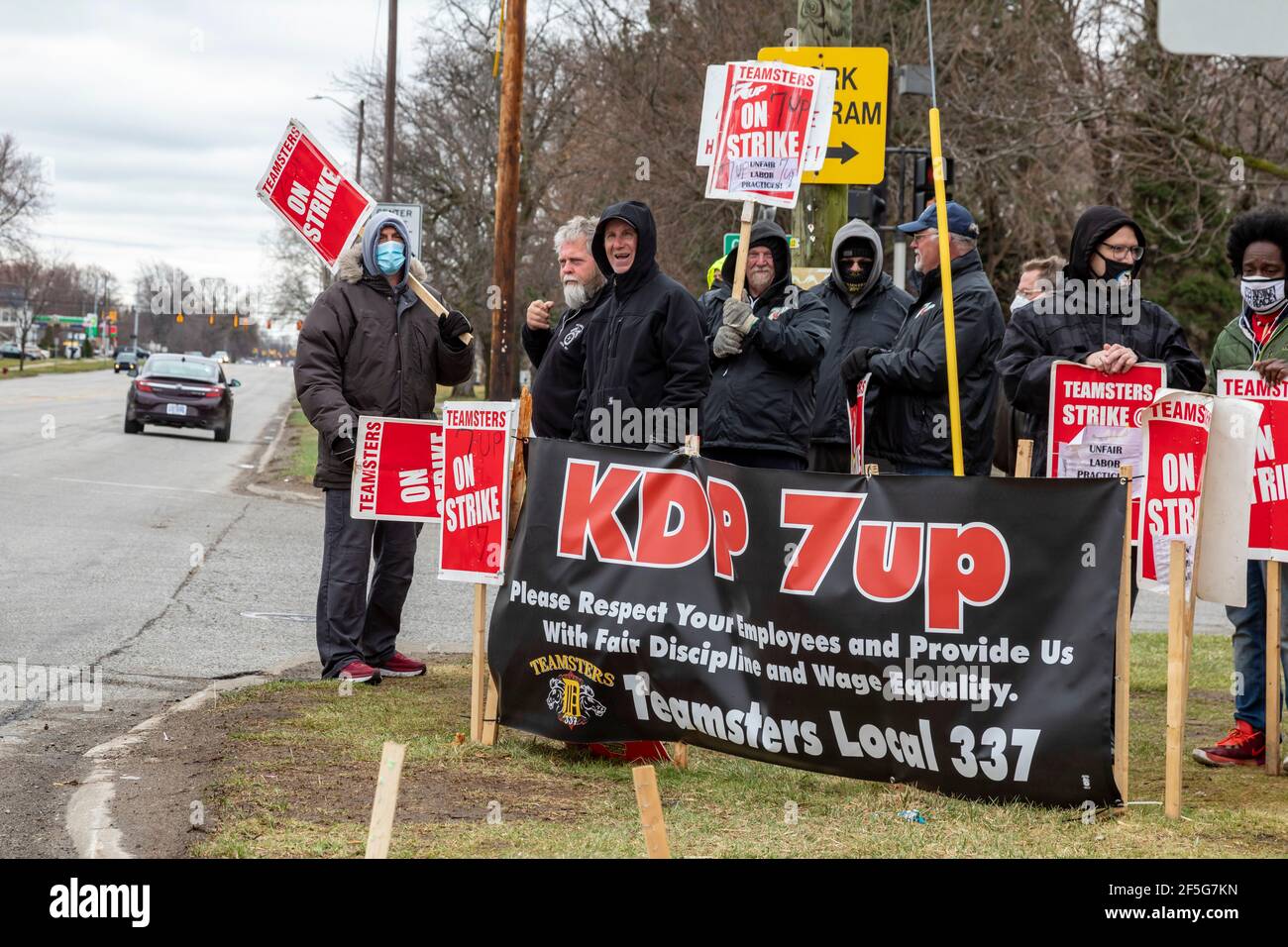 Redford Township, Michigan, USA. März 2021, 26th. Arbeiter und Unterstützer auf der Streiklinie während eines Streiks im 7-up Distribution Center in Surburban Detroit. Die Anlage gehört Keurig Dr. Pepper. Die Mitglieder von Teamsters Local 337 versuchen, ein zweistufiges Zahlungssystem zu beenden, das ihrer Meinung nach Schwarzarbeiter ungerecht anvisiert. Kredit: Jim West/Alamy Live Nachrichten Stockfoto