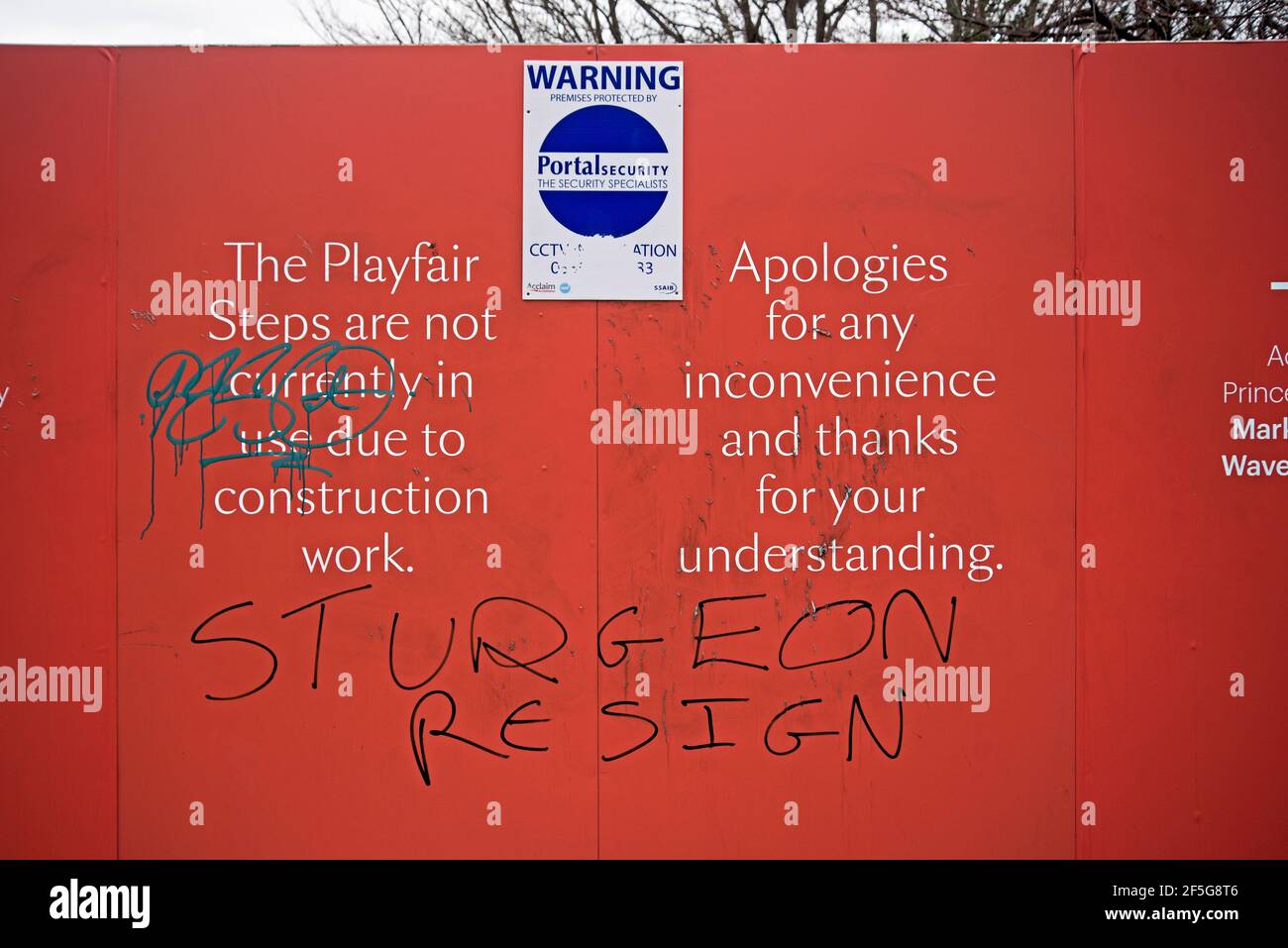Anti Sturgeon Graffiti auf einer Baustelle im Zentrum von Edinburgh, Schottland, Großbritannien. Stockfoto