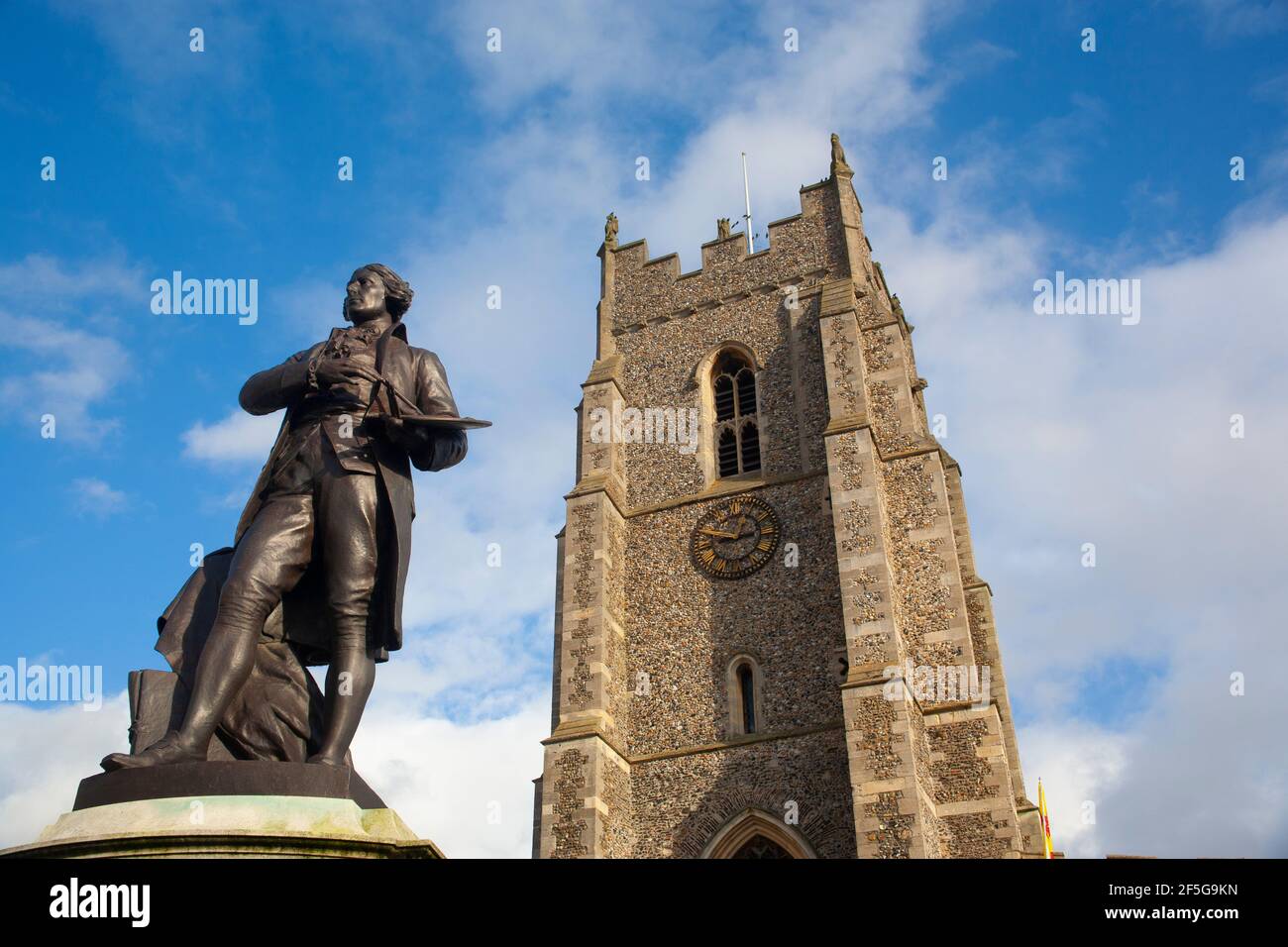 Auf dem Marktplatz, vor der St. Peter's Church, Sudbury, Suffolk, steht eine Statue des Künstlermalers Thomas Gainsborough mit Pinsel und Palette. Stockfoto