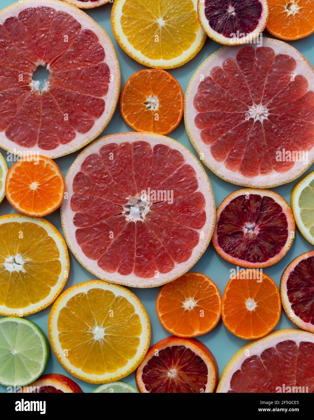 Moderner Hintergrund aus geschnittenen Zitrusfrüchten. Orange, Grapefruit, Limette, Mandarine, Zitrone. Bio-SPA-Kosmetik mit Orangenöl und Vitamin C. Stockfoto