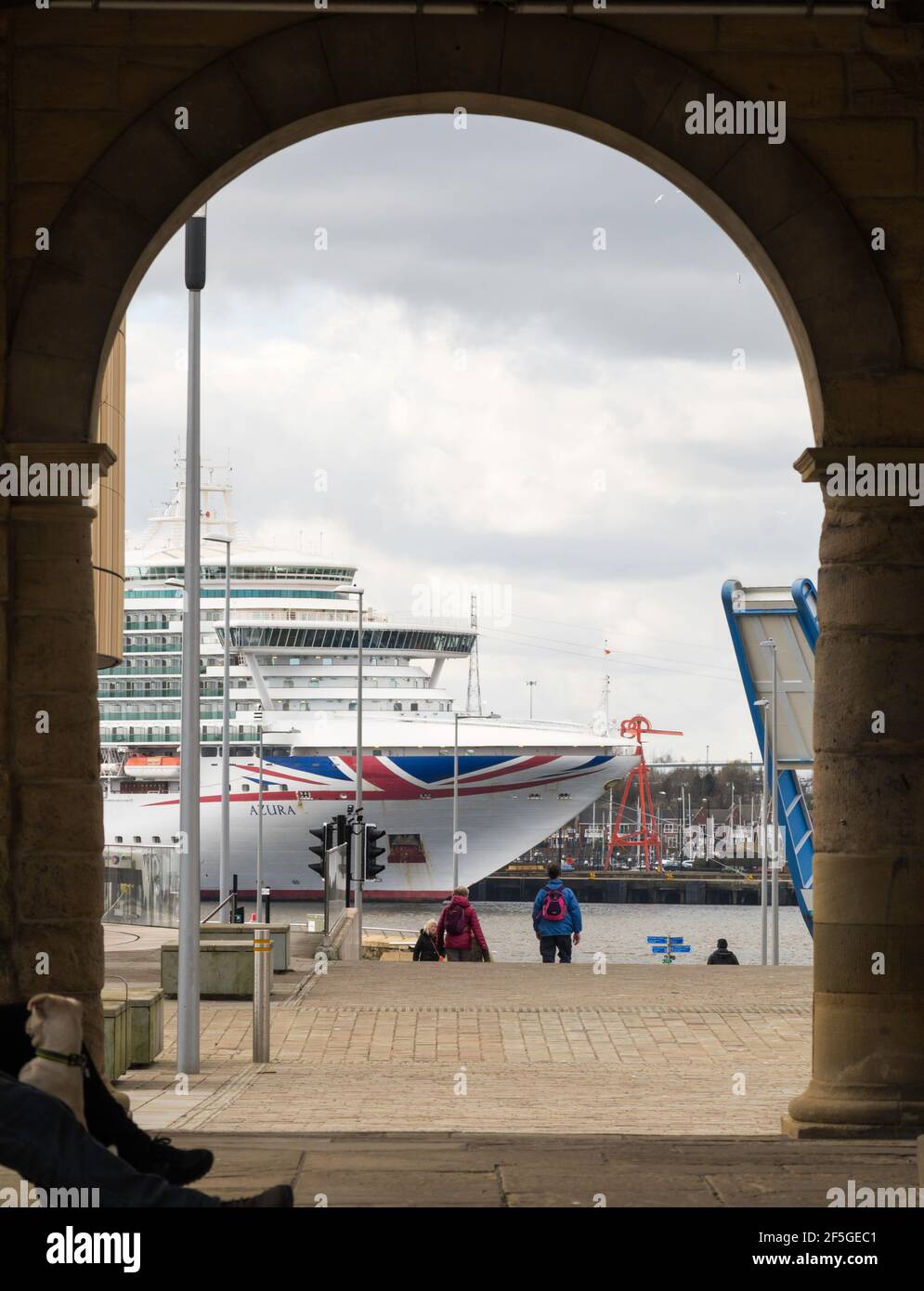 P&O Cruises Kreuzfahrtschiff Azura legte an North Shields auf dem Fluss Tyne während der Covid Pandemie, Nordostengland, Großbritannien Stockfoto