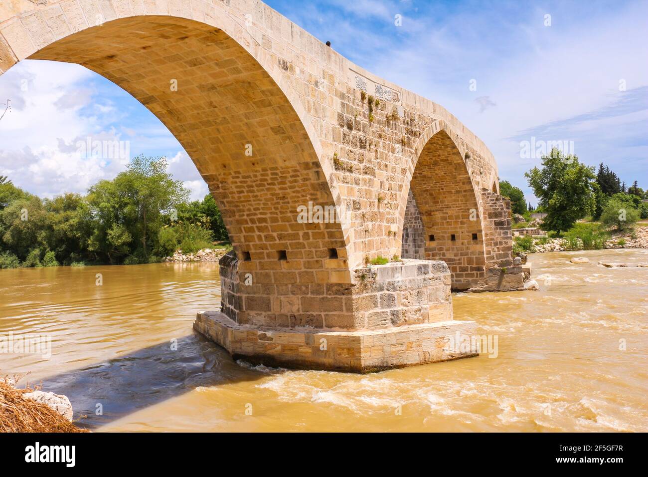 Historische Aspendos-Brücke die Eurymedon eine spätrömische Brücke über den Fluss Eurymedon, modernes Köprüçay, in der Nähe von Aspendos, in Pamphylien in Südanatolien. Stockfoto