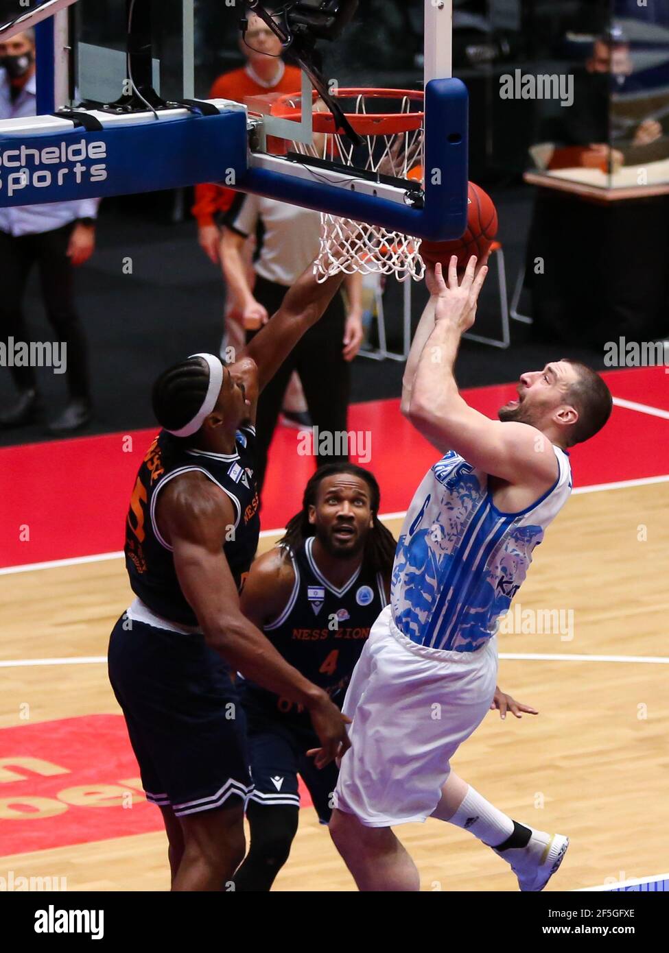 26-03-2021: Basketbal: Iraklis BC / Ironi Ness Ziona: Den Bosch DEN B.Sc., NIEDERLANDE - MÄRZ 26: Jerome Meyinesse von Ironi Ness Ziona und Vassilis K. Stockfoto