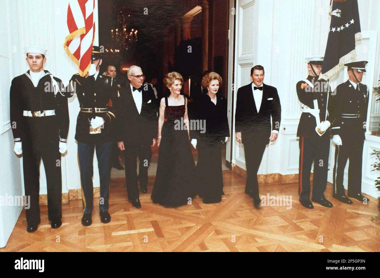 Reagans und Thatchers gehen beim Staatsessen. Stockfoto