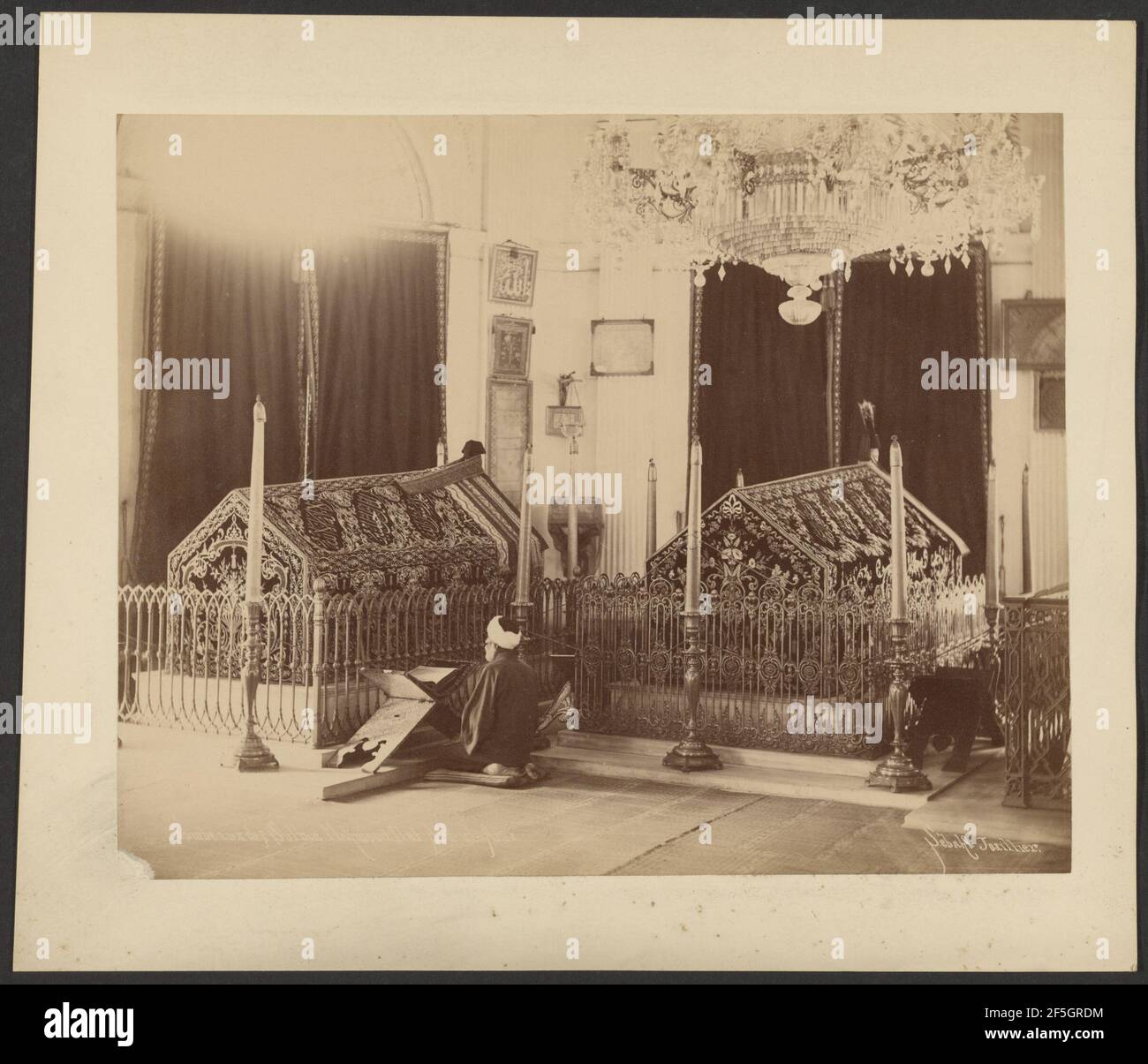 Tombeaux des Sultan Mahmoud II und Abd-ul-Aziz. Sébah & Joaillier (Türkisch, aktiv 1888 - 1908) Stockfoto