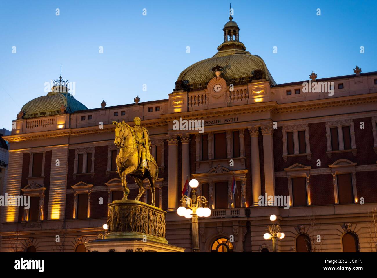 Belgrad, Serbien - 25. März 2021: Statue des Prinzen Mihailo Obrenovic und Nationalmuseum von Serbien auf dem Platz der Republik in Belgrad, Serbien Stockfoto