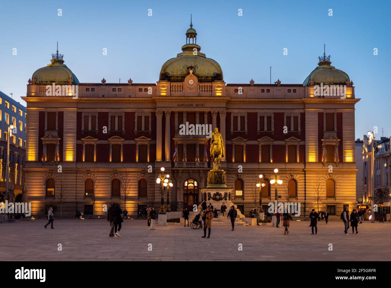 Belgrad, Serbien - 25. März 2021: Statue des Prinzen Mihailo Obrenovic und Nationalmuseum von Serbien auf dem Platz der Republik in Belgrad, Serbien Stockfoto