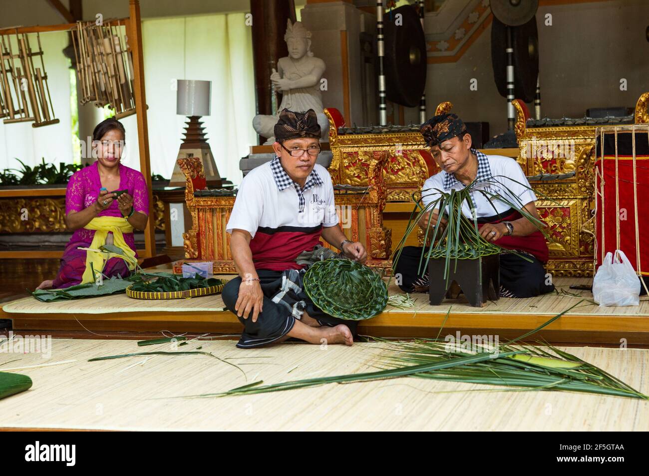 Bali, Indonesien - 01,22.2018: Einheimische machen Souvenirs für Touristen. Kreativität zu Hause. Stockfoto