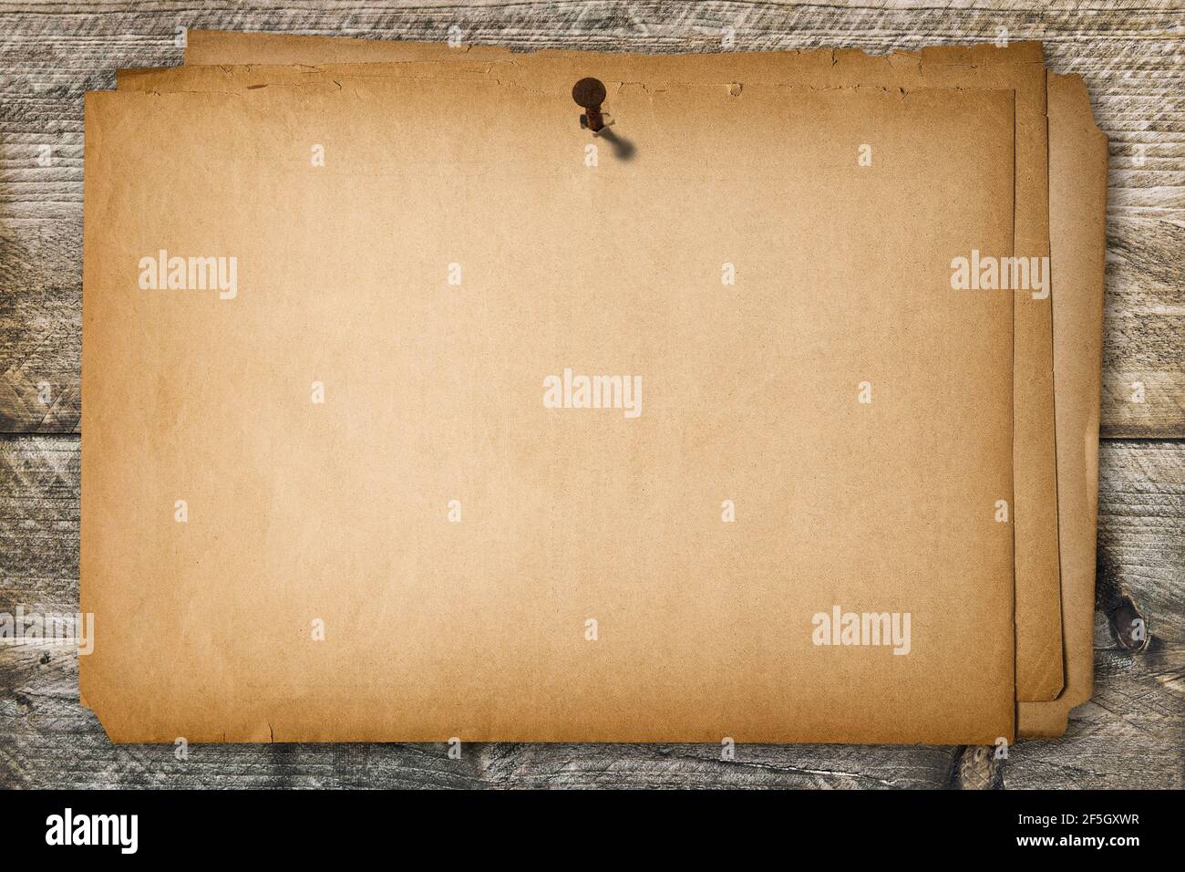 Grungy leeres Papier Poster auf verwitterten Wand Holz Textur. Alter Papierhintergrund Stockfoto