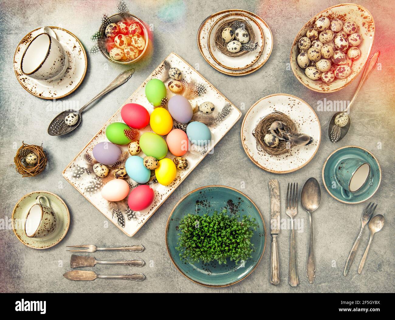 Osterflachlegen mit farbigen Eiern. Festliche Tischplatz Dekoration. Vintage-Stil getönte Bild Stockfoto