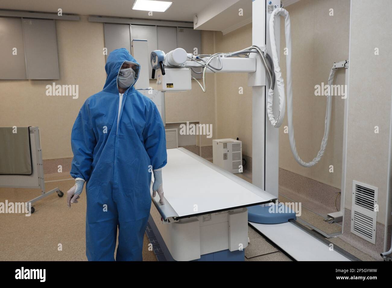 Die Arbeit eines Radiologen in antiviralen Overalls in der Röntgenraum für die Diagnose Stockfoto