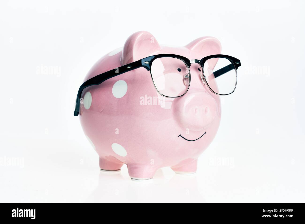Lustige Sparschwein mit Brille auf isoliertem weißem Hintergrund Stockfotografie