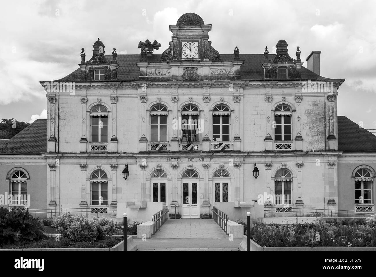 Das Rathaus in Chateau-du-Loir, Sartre, Frankreich. Monochrom. Stockfoto
