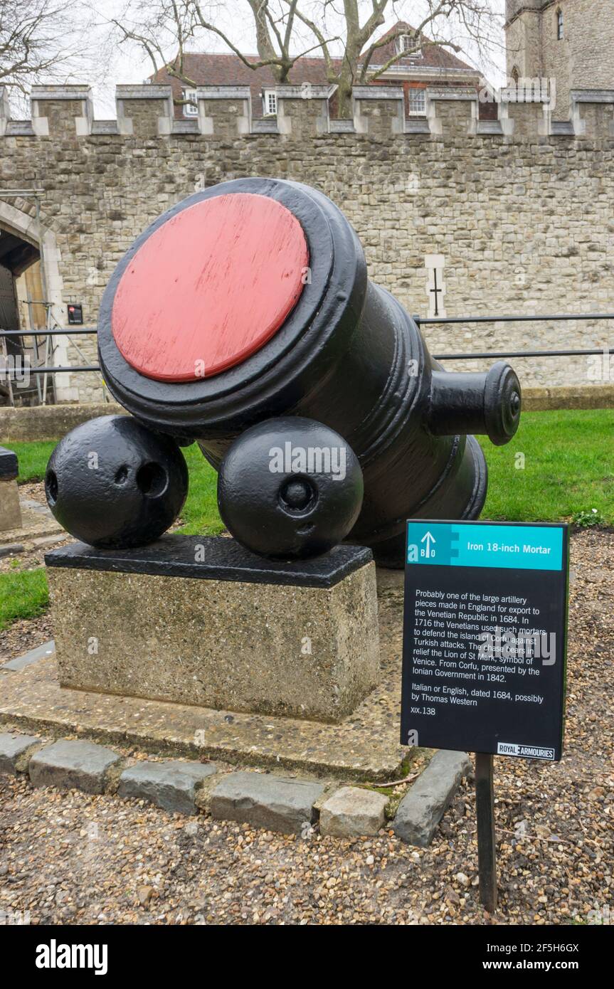 Ein 17th Jahrhundert 18-Zoll-Mörser auf dem Display am Tower of London. Stockfoto