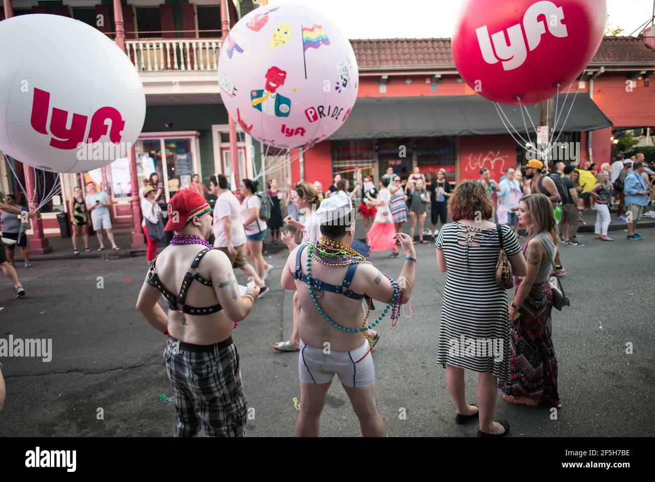 Lebhafte Kostüme und überschwängliche Demonstranten füllen die Straßen des French Quarter von New Orleans, um bei der jährlichen Pride Parade Vielfalt und Gleichheit zu feiern Stockfoto