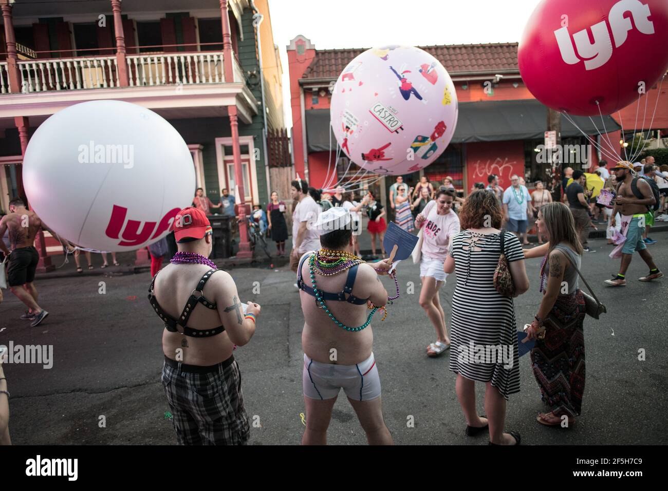 Lebhafte Kostüme und überschwängliche Demonstranten füllen die Straßen des French Quarter von New Orleans, um bei der jährlichen Pride Parade Vielfalt und Gleichheit zu feiern Stockfoto
