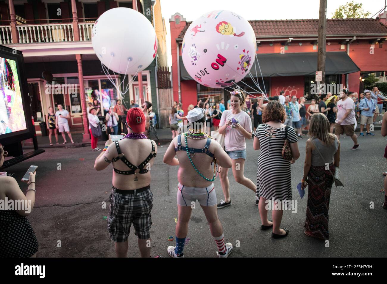 Lebhafte Kostüme und überschwängliche Demonstranten füllen die Straßen des French Quarter von New Orleans, um bei der jährlichen Pride Parade Vielfalt und Gleichheit zu feiern Stockfoto