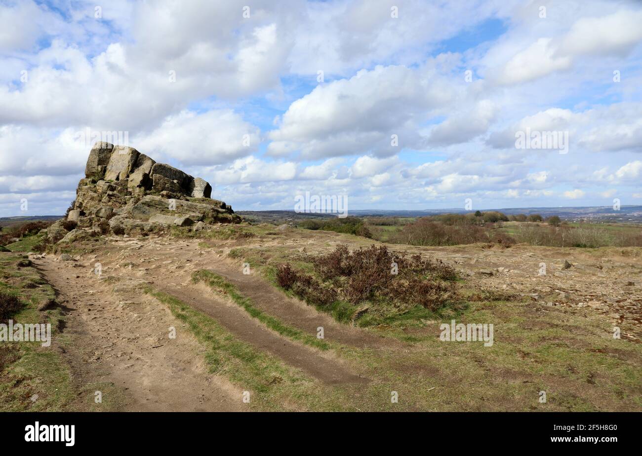 Der Fabrick-Grundsteinausbiss liegt auf einem offenen Land im Norden East Derbyshire Stockfoto