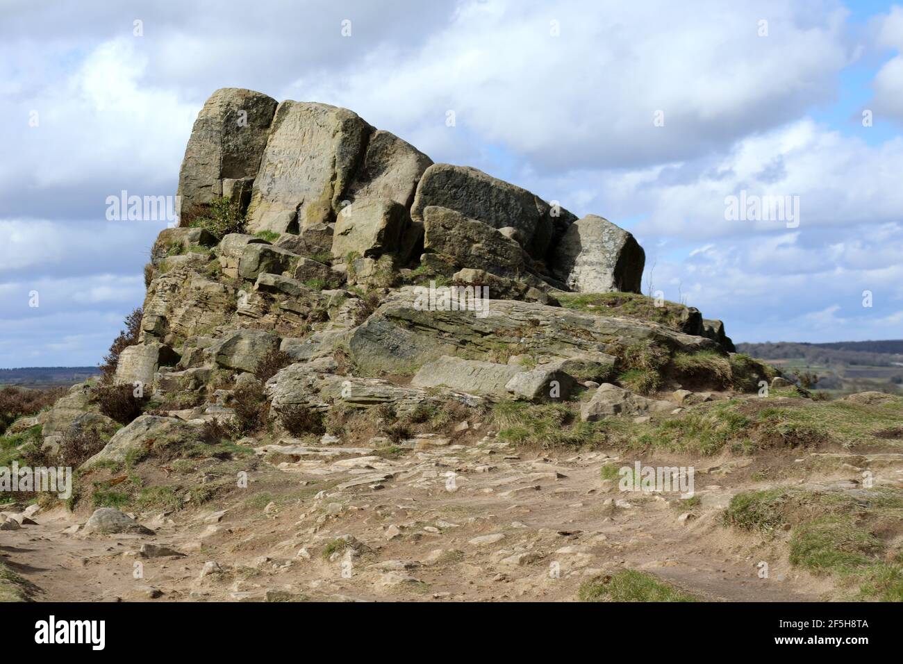 Der Fabrick-Grundsteinausbiss liegt auf einem offenen Land im Norden East Derbyshire Stockfoto