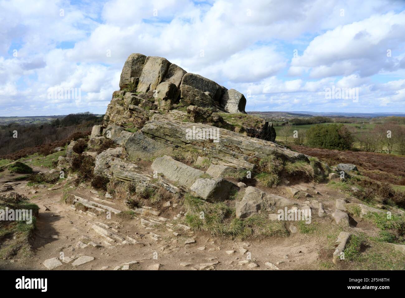 Der Fabrick-Grundsteinausbiss liegt auf einem offenen Land im Norden East Derbyshire Stockfoto
