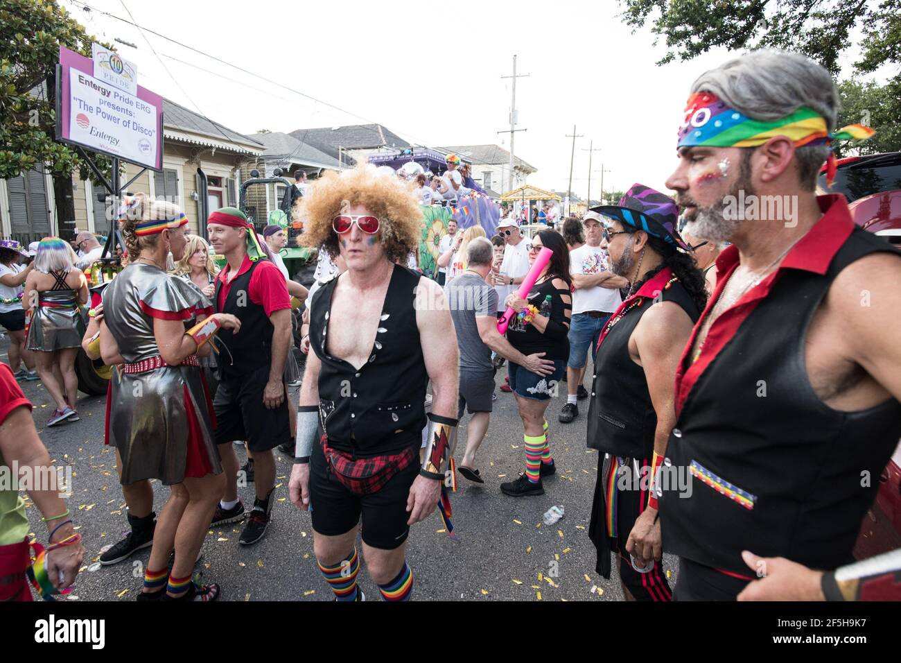 Lebhafte Kostüme und überschwängliche Demonstranten füllen die Straßen des French Quarter von New Orleans, um bei der jährlichen Pride Parade Vielfalt und Gleichheit zu feiern Stockfoto