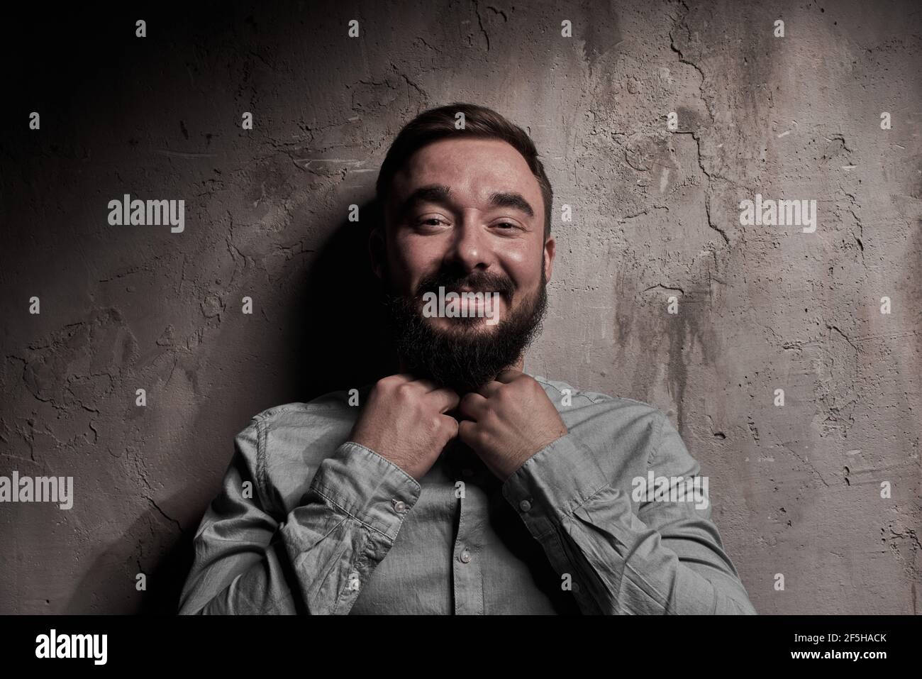 Ein hübscher junger Mann mit Bart. Die Emotionen eines Mannes. Depression oder Hoffnungslosigkeit. Dramatisches emotionales Porträt eines Mannes. Hochwertige Fotos Stockfoto