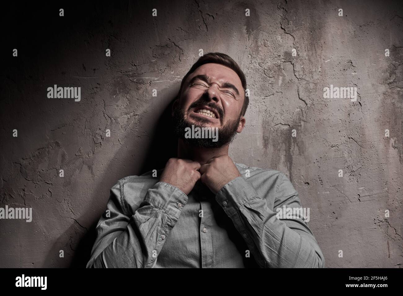 Ein hübscher junger Mann mit Bart. Die Emotionen eines Mannes. Depression oder Hoffnungslosigkeit. Dramatisches emotionales Porträt eines Mannes. Hochwertige Fotos Stockfoto