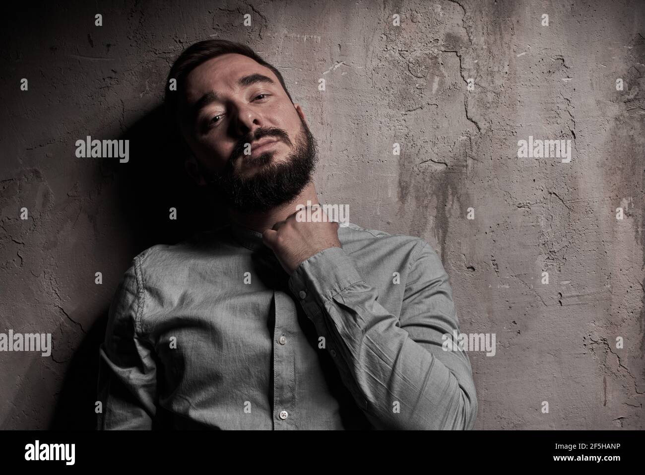 Ein hübscher junger Mann mit Bart. Die Emotionen eines Mannes. Depression oder Hoffnungslosigkeit. Dramatisches emotionales Porträt eines Mannes. Hochwertige Fotos Stockfoto