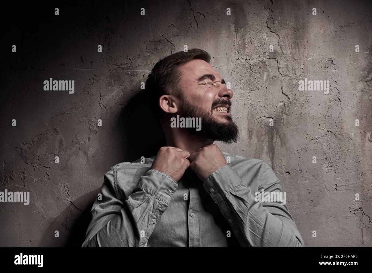 Ein hübscher junger Mann mit Bart. Die Emotionen eines Mannes. Depression oder Hoffnungslosigkeit. Dramatisches emotionales Porträt eines Mannes. Hochwertige Fotos Stockfoto