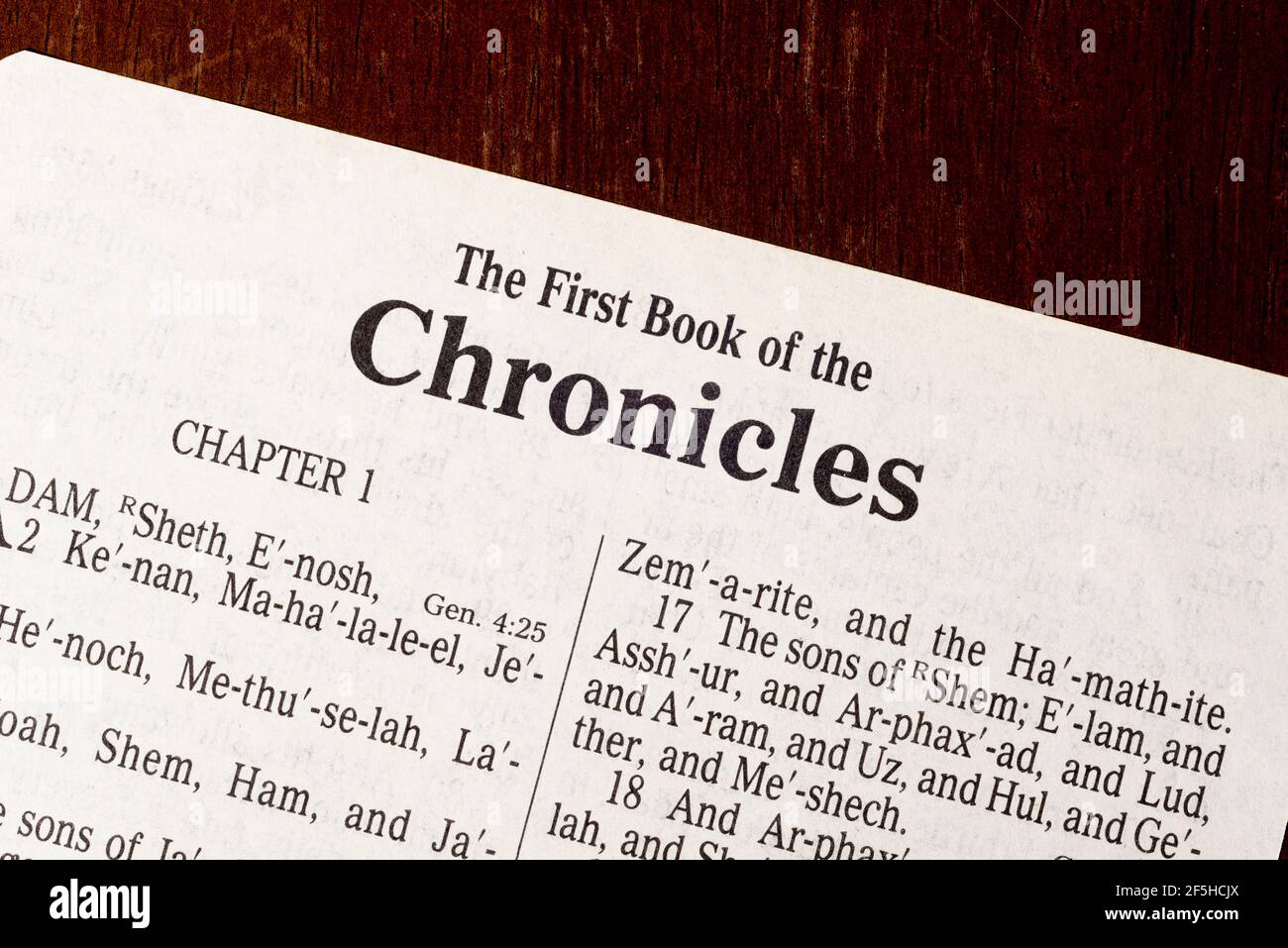 Ein gestochen scharfes Makrofoto der ersten Seite des Buches der Ersten Chroniken. Stockfoto