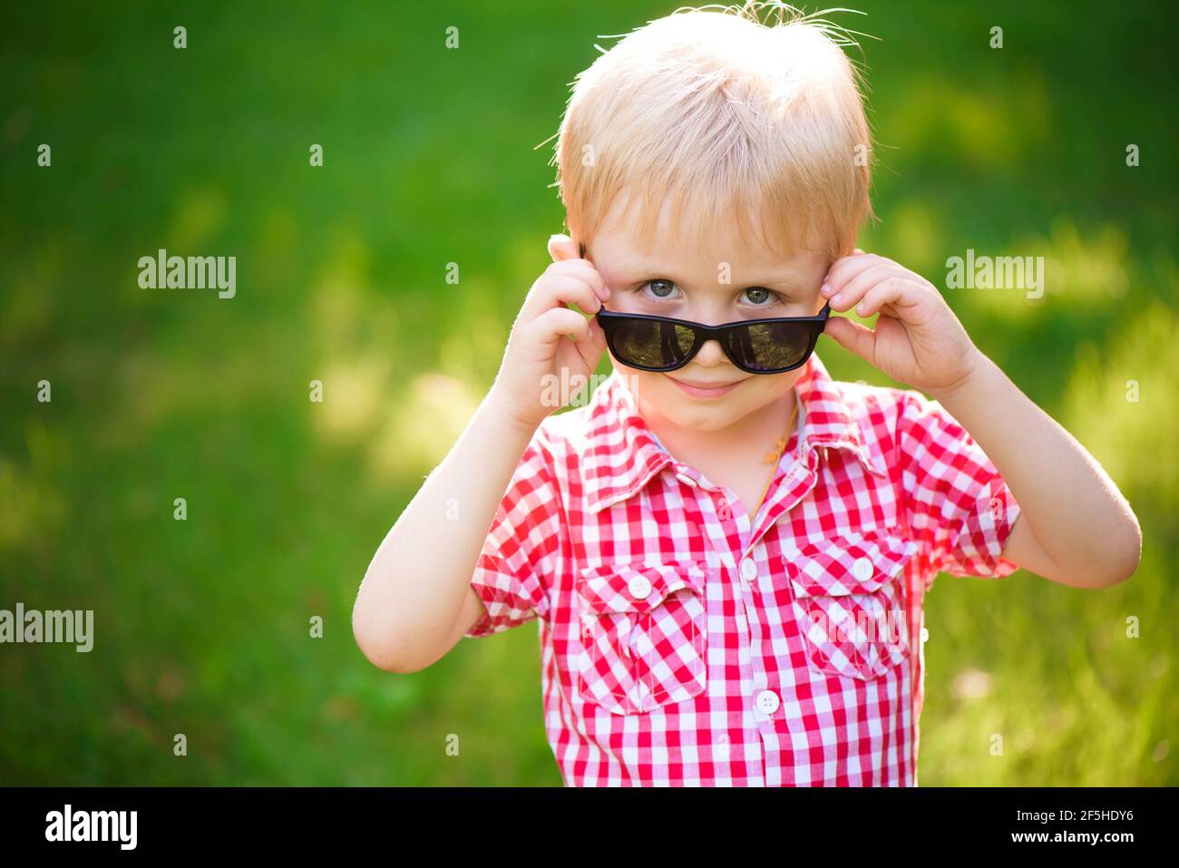 Lustiger kleiner Junge in Sonnenbrille. Kind Junge in Sonnenbrille  Stockfotografie - Alamy