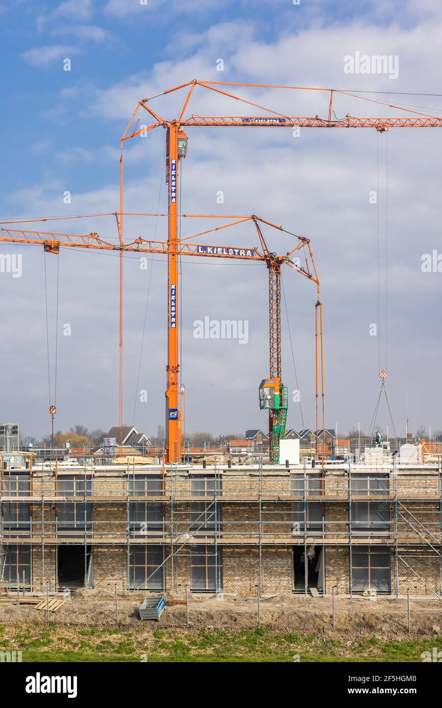 Mobile Turmdrehkrane auf Baustelle Wohngebäude niederländischen Dorf Stockfoto