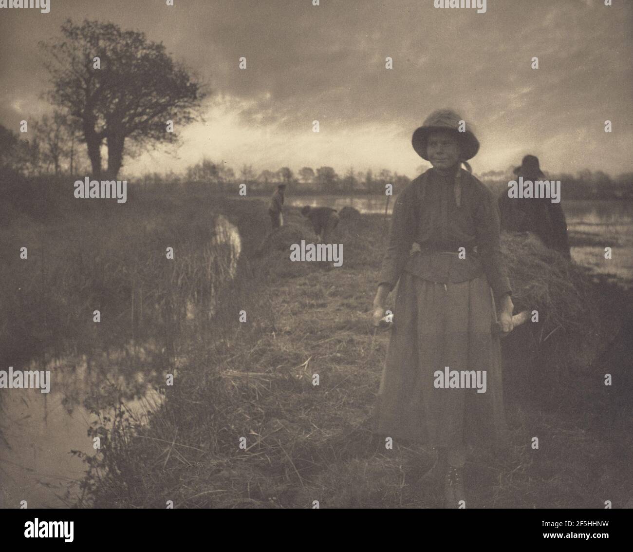 Poling the Marsh Hay. Peter Henry Emerson (Brite, geb. Kuba, 1856 - 1936) Stockfoto