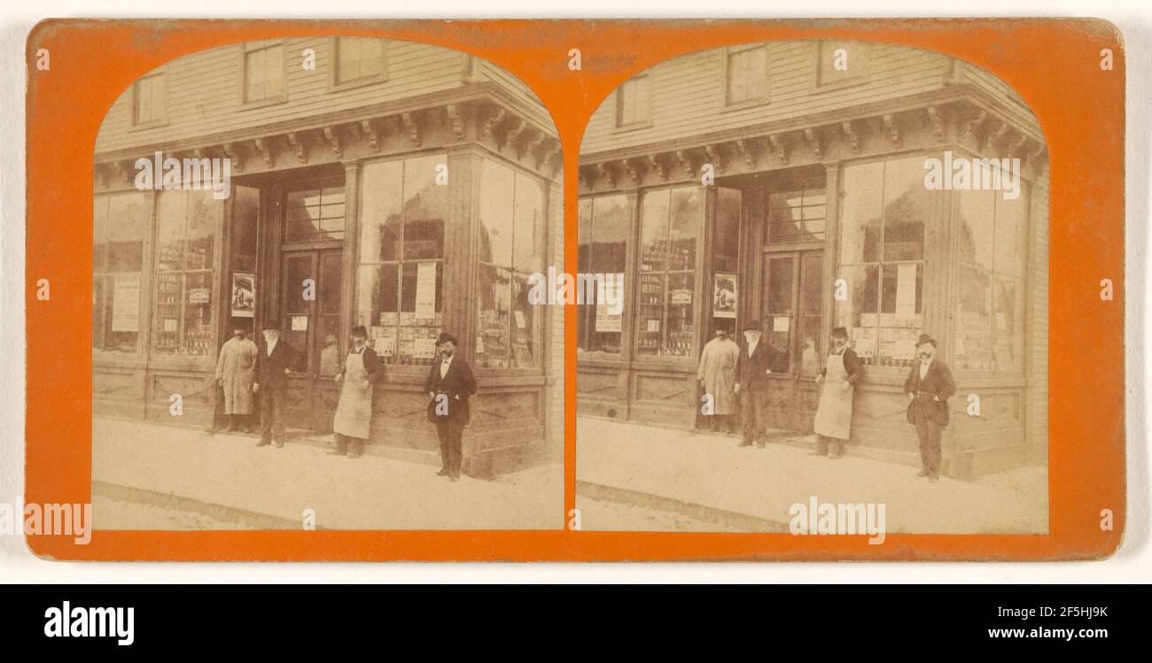 James Carthage und Henry Morris sowie zwei nicht identifizierte Männer im Ladenlokal des Coopertaive Grocery Store, Bedford, Massachusetts. Unbekannter Hersteller, Amerikaner Stockfoto