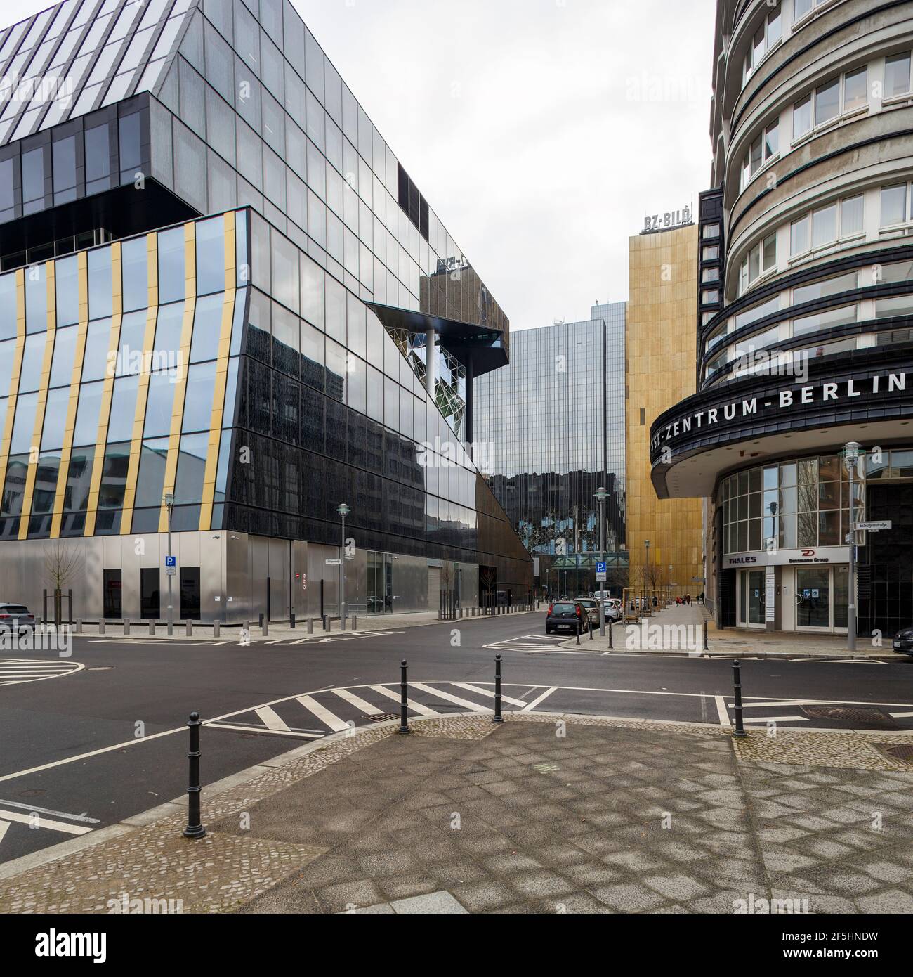 Berlin, Deutschland 12-29-2020 Axel Springer Neubau in Berlin (rechts) nach einem Entwurf von Rem Koolhaas und dem Mossehaus (links) mit einer neu gestalteten Fassade Stockfoto