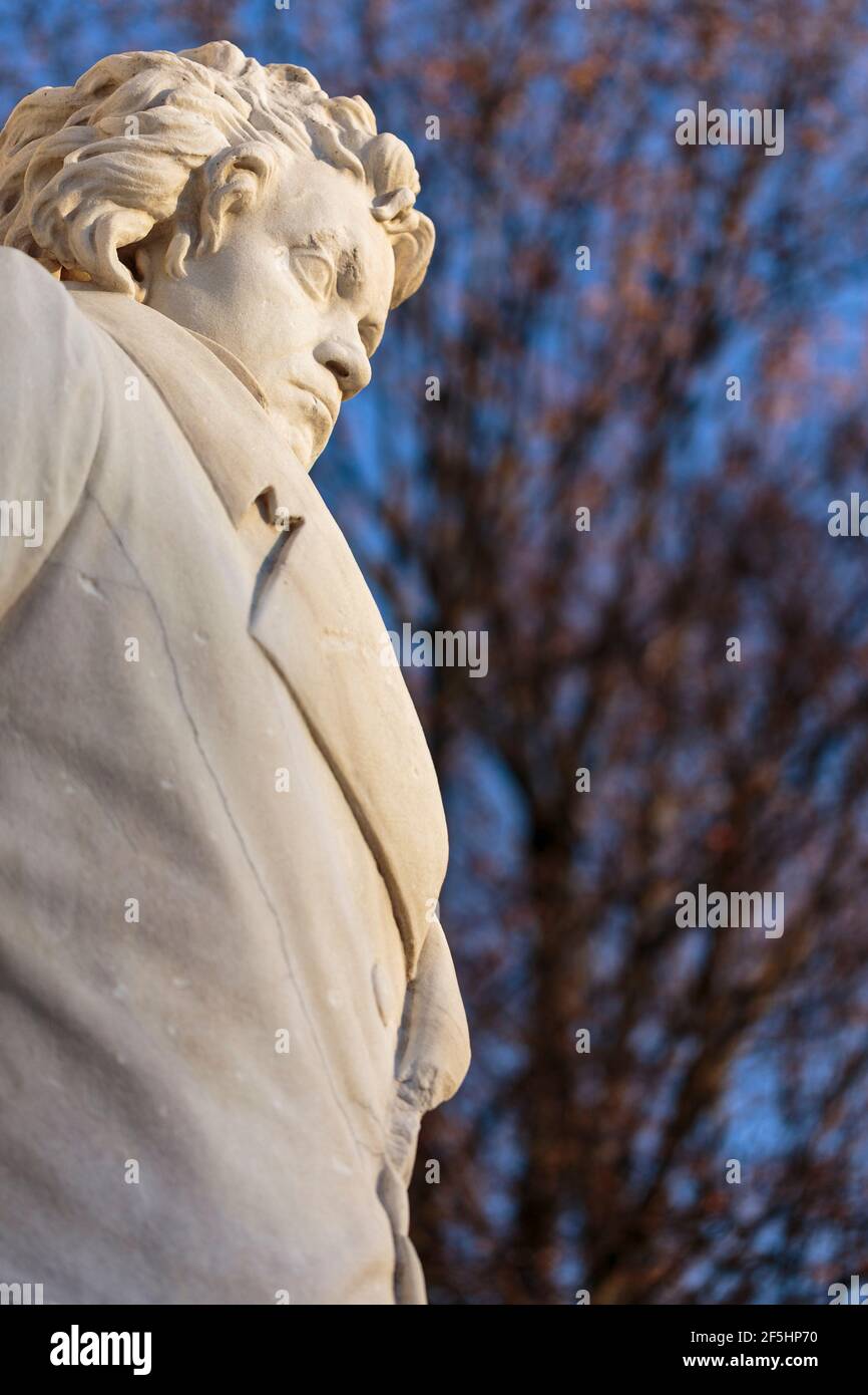 Vertikaler Blick auf die Steinfigur des musikalischen Genies, Komponisten und Pianisten Ludwig van Beethoven, in einem Monument aus dem Jahr 1898 Stockfoto