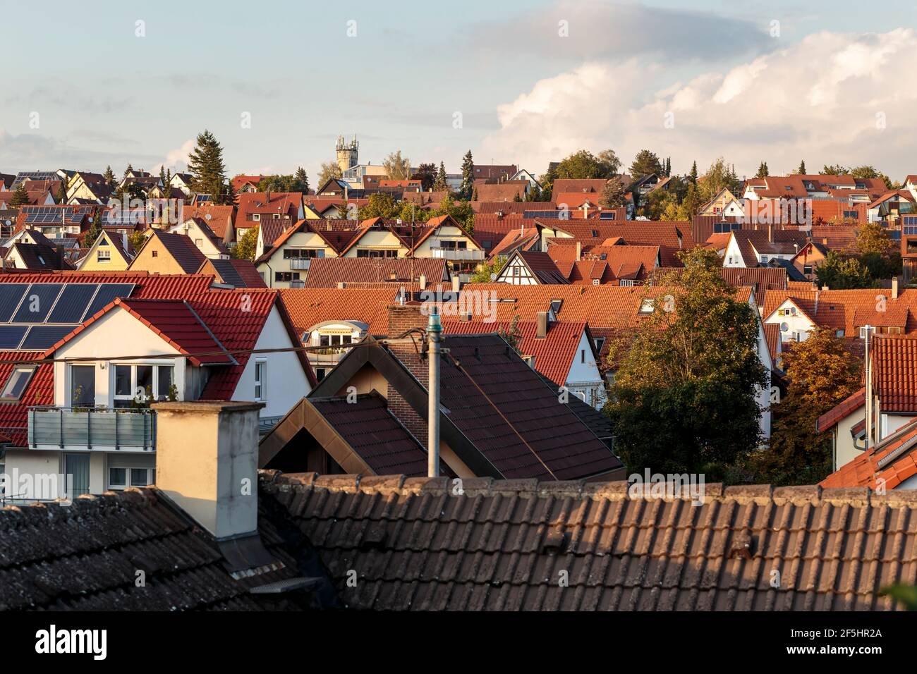 Horizontaler Weitwinkelblick über die roten Dächer der deutschen Stadt Malmsheim, einem Vorort Stuttgart. Eine Kleinstadt im südlichen Baden-Württemberg Stockfoto