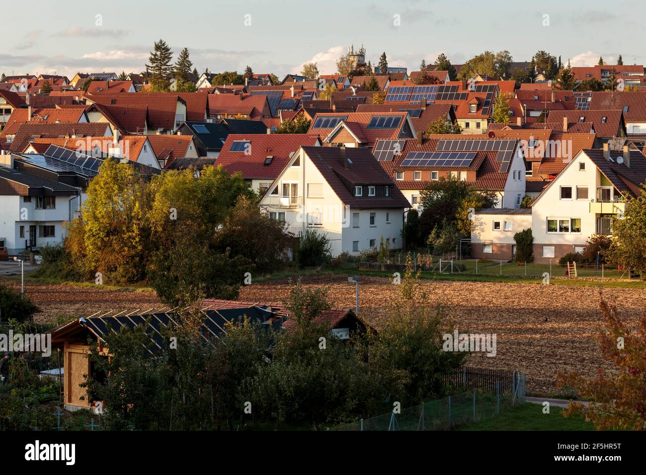 Horizontaler Blick auf Malmsheim, eine Kleinstadt im deutschen Südbaden-Württemberg Stockfoto